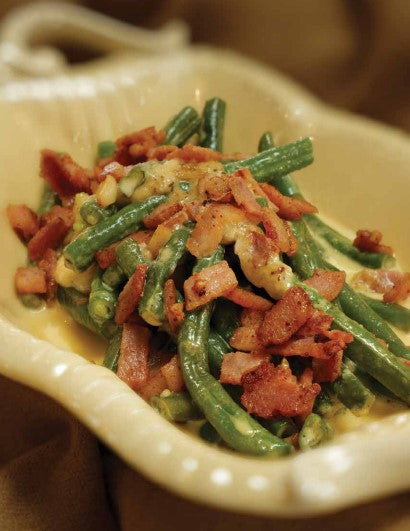 Green beans with creamy parmesan sauce and bacon